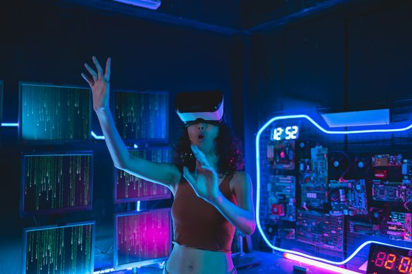 Quelles sont les meilleures approches pour intégrer des leçons de biologie marine dans un jeu de simulation d'exploration océanique?