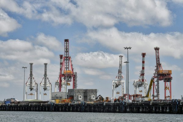 Comment les technologies de conteneurisation comme Docker peuvent-elles simplifier le déploiement des applications web?